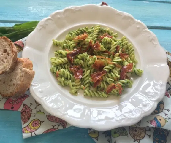 Medvehagymás-baconos tészta recept