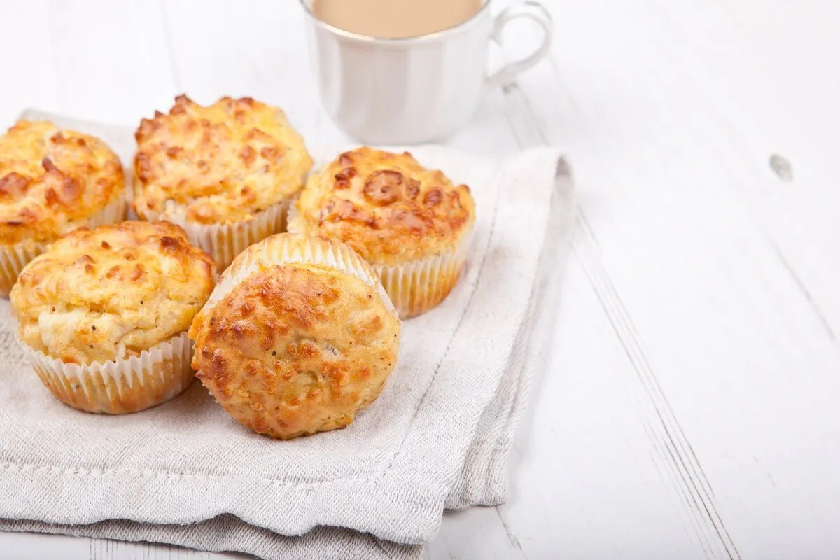 Sajtos-hagymás muffin recept /Fotó: Shutterstock