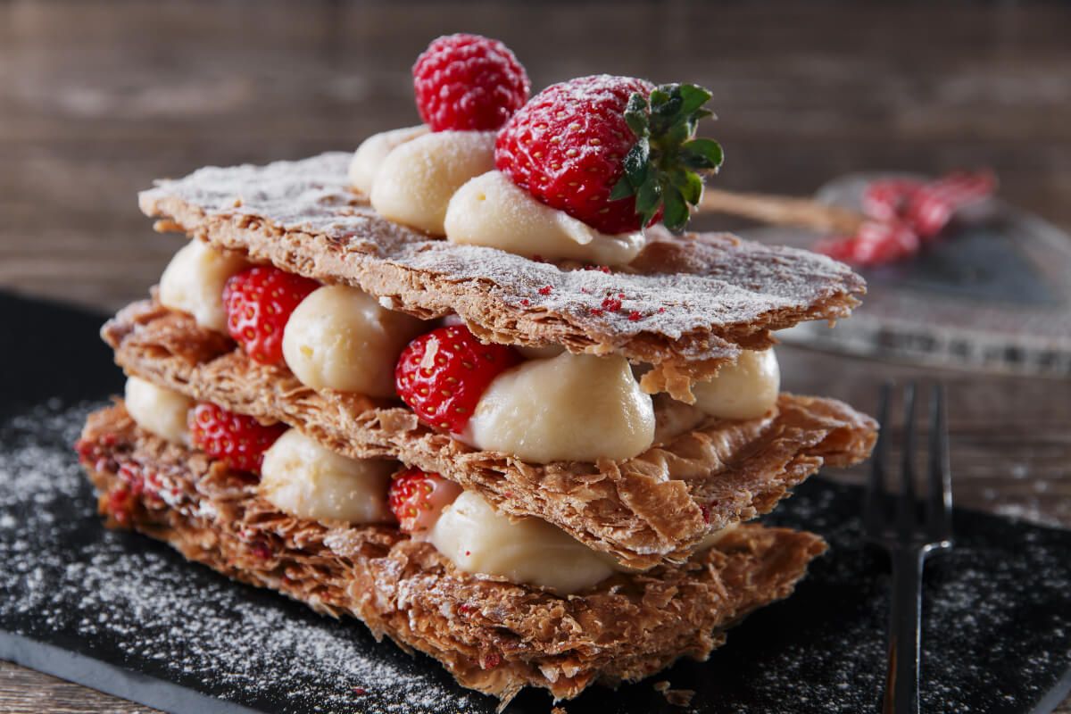 Szezonális gyümölcsökkel is gazdagíthatjuk, ízesíthetjük a mille feuille krémet (Shutterstock)