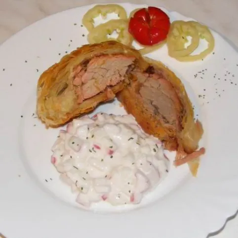 Szűzpecsenye leveles tésztában retek tzatzikivel recept