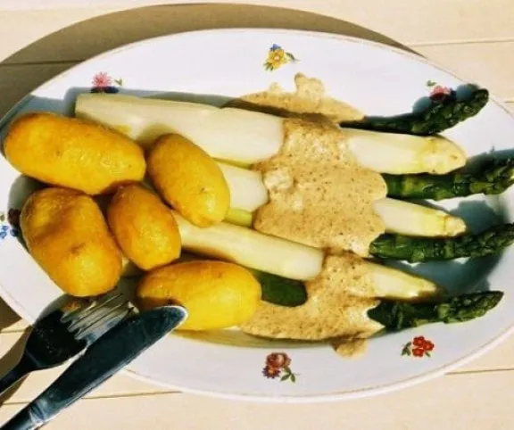 Spárga egyszerű diómártással recept