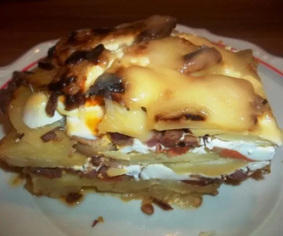 Szalonnás-kolbászos rakott krumpli recept