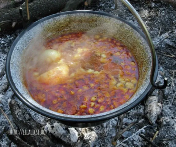 Gulyás bográcsban recept