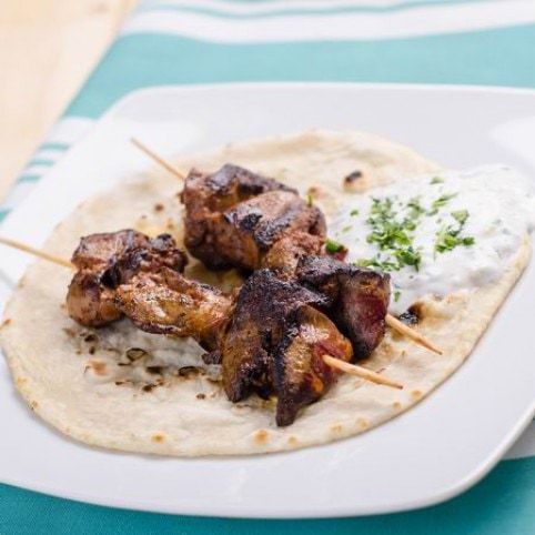 Csirkemáj-kebab mentás joghurttal és házi pitával recept