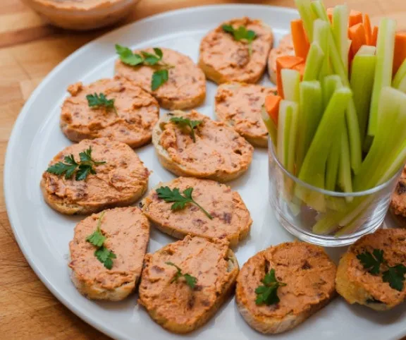 Zöldfűszeres-aszalt paradicsomos mártogatós recept