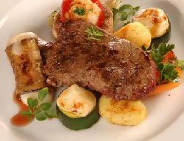 Borsos hátszín gomolyás zöldségekkel recept