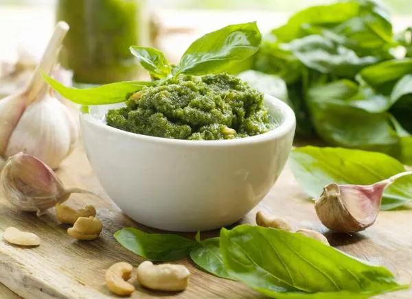 A bazsalikom adja a genovai pesto friss, üde színét