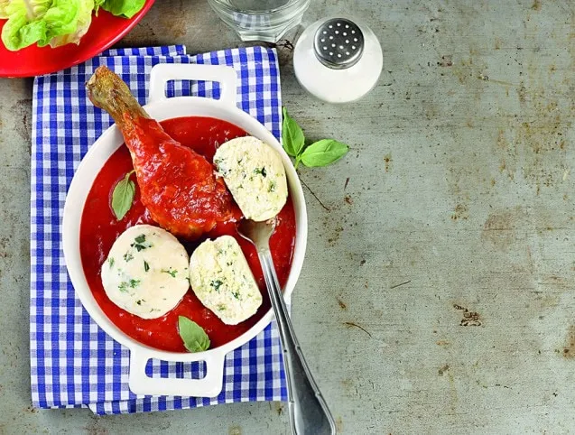 Sült csirkecomb zöldfűszeres túrógombóccal recept