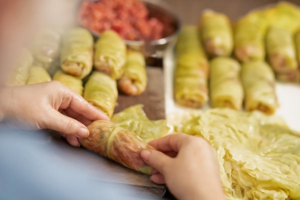 Betöltjük a leveleket, a széleket pedig benyomkodjuk /Fotó: Shutterstock