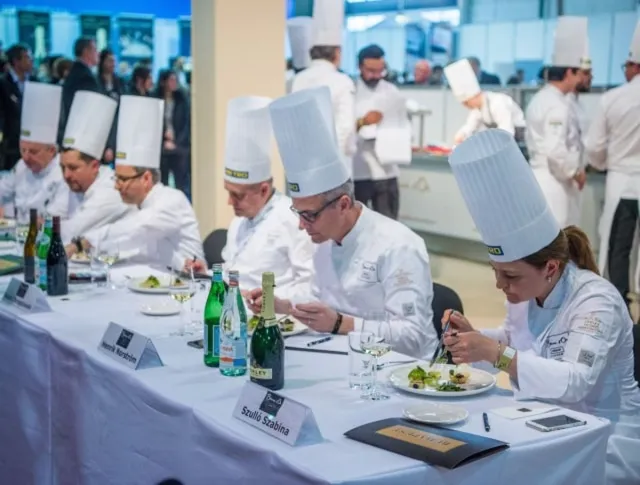 A zsűri kóstol a Bocuse d'Or magyar döntőjében