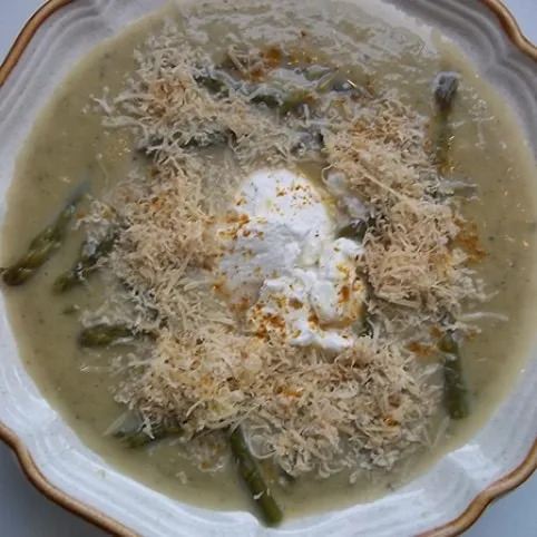 Fehérboros zöldspárga-cukkini krémleves recept