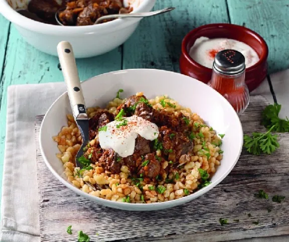 Csirkemájpörkölt tarhonyával recept