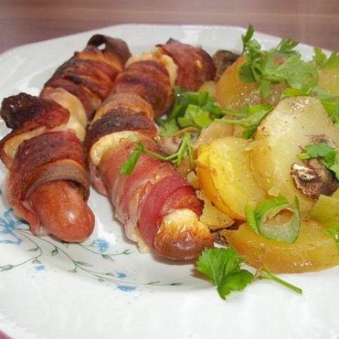 Sajtos-baconös göngyölt virsli gombás krumpliágyon recept