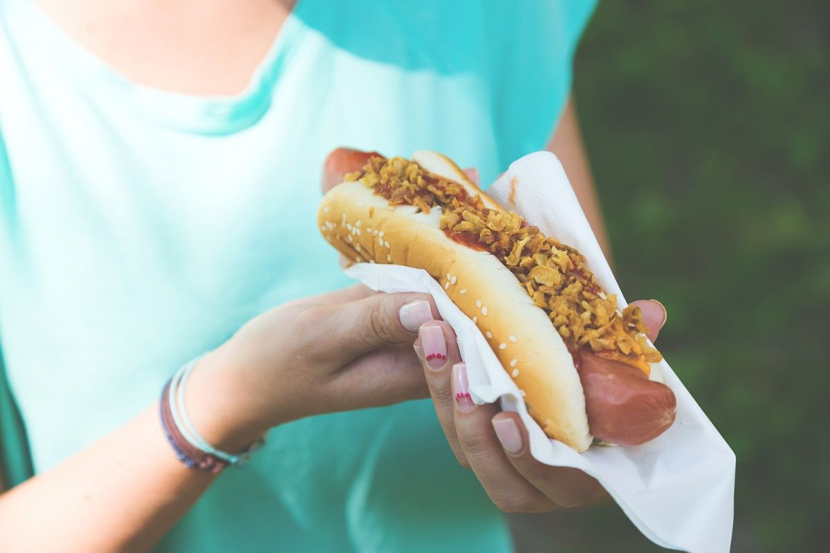 A nő csak azután vette észre a drogos tasakot, hogy beleharapott a hot dogba /Fotó: Shutterstock