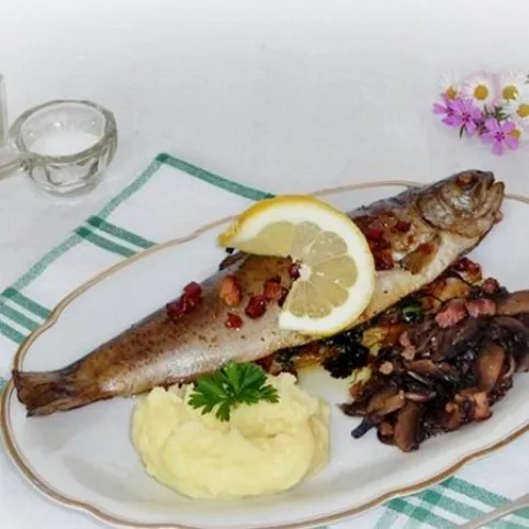 Pisztráng zöldfűszerekkel és baconnel recept