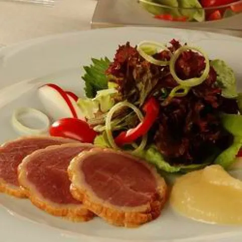 Hideg füstölt kacsamell almapürével és salátával recept