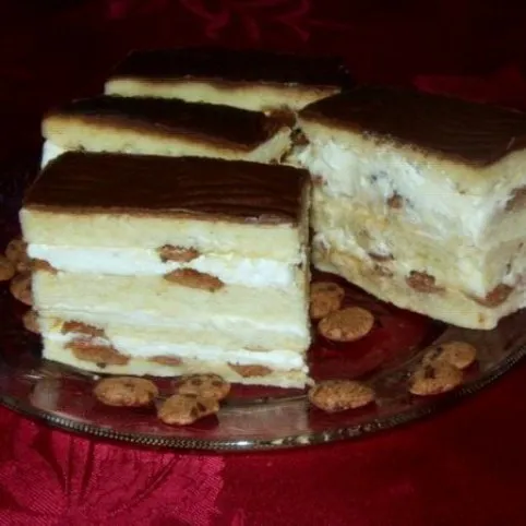 Tejszínkrémes szelet csokis pettyekkel recept