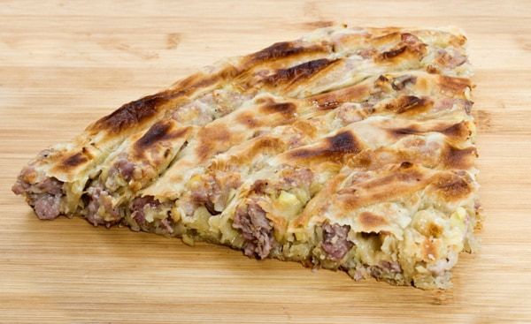 Húsos burek - de ez a levelestészta tulajdonképpen, bármivel megtölthető!