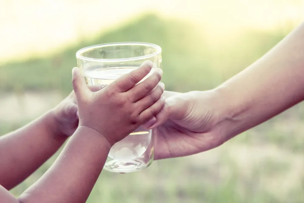 Ha nem pótoljuk a folyadékot, az energiaszintünk lezuhanhat, fáradtságot és tompább agyműködést tapasztalhatunk. (Fotó: Shutterstock)