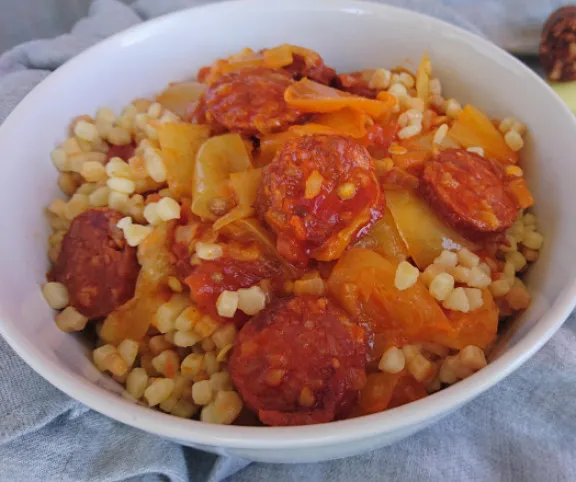 Tarhonyás lecsó kolbásszal recept
