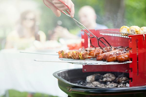 A faszén jellegzetes illata teszi igazán finommá a grillhúst