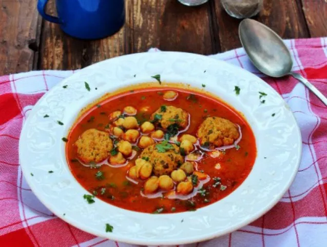 Csicseriborsó-leves húsgombóccal recept