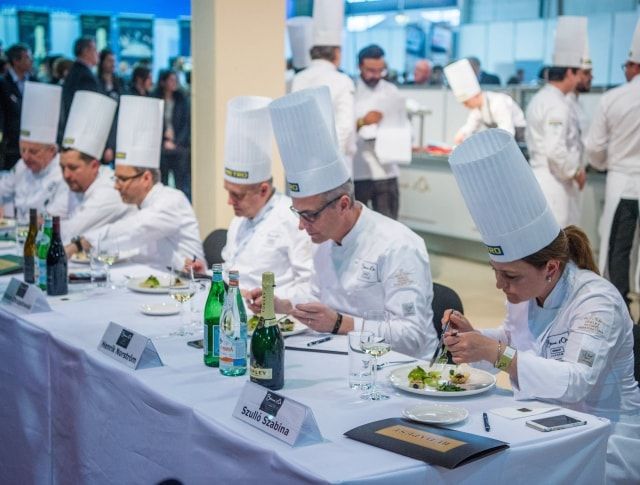 A zsűri kóstol a Bocuse d'Or magyar döntőjében