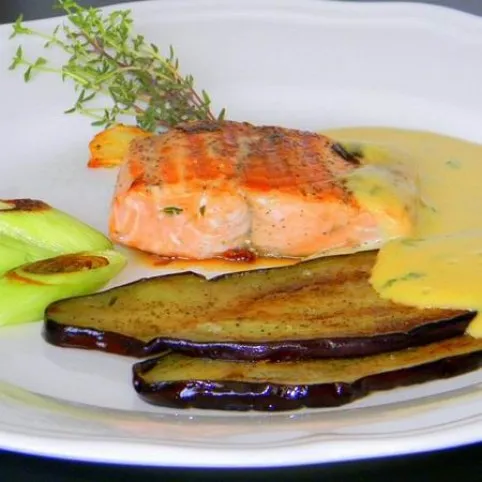 Roston sült vadlazacfilé padlizsánnal és kakukkfüves házi majonézzel recept