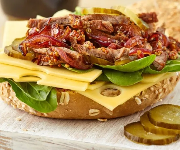 Steak szendvics karamellizált hagymával és sajttal  recept