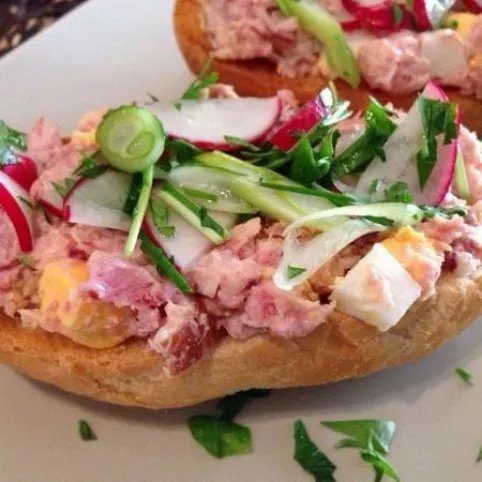 Házi sonkakrém újhagymás reteksalátával recept