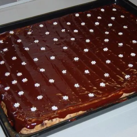 Almatésztás diós-csokis süti recept