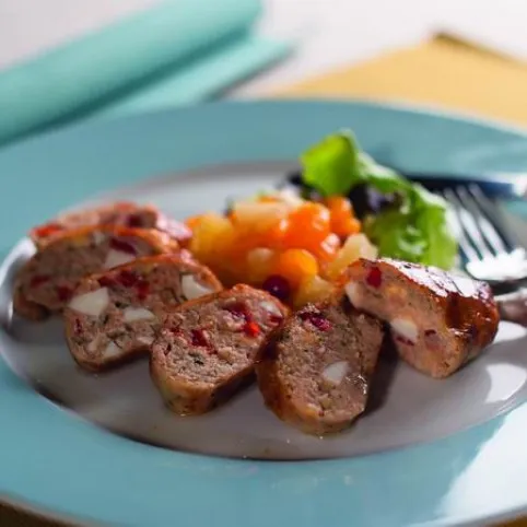 Bőrébe töltött csirkecomb ananászos mandarinsalátával recept