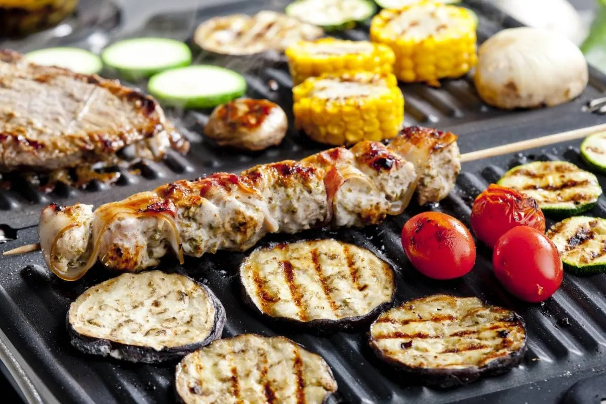 Elektromos grillen is ízletes ételek készülhetnek, így a társasházban élőknek sem kell lemondaniuk a grillezés élményéről / Fotó: Shutterstock