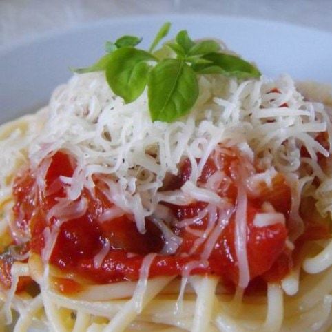 Bazsalikomos-paradicsomszószos spagetti recept