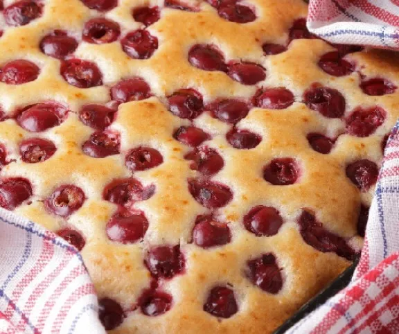 Egyszerű meggyes szelet recept