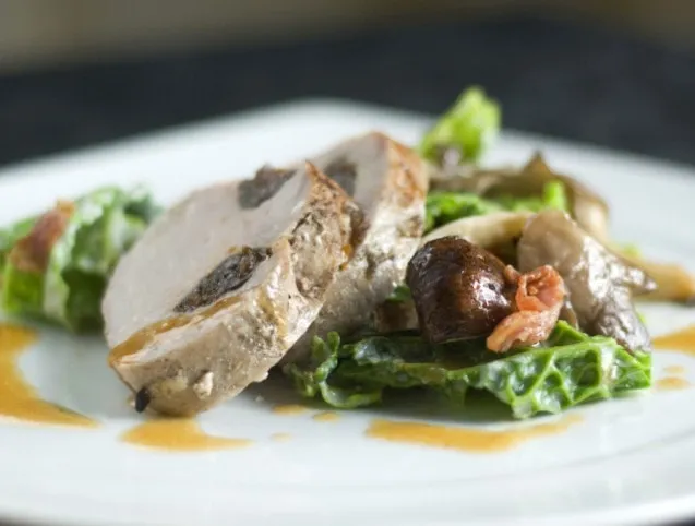 Aszalt szilvával tűzdelt borjúcomb vadgombás kelkáposztalevéllel  recept