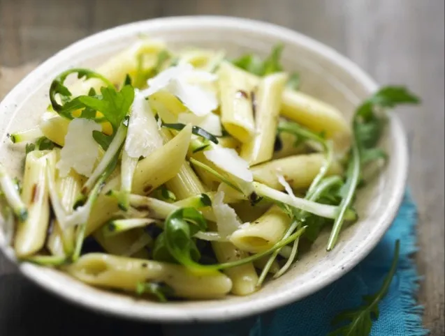 Cukkinis-rukkolás penne recept