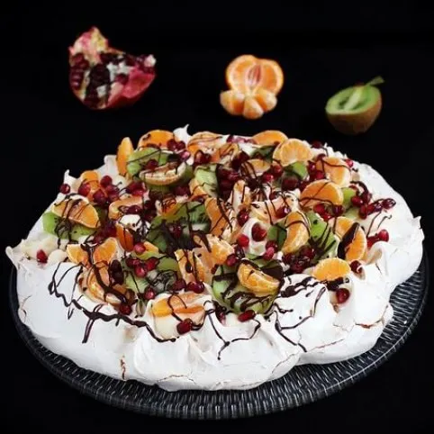 Pavlova torta vaníliás krémmel és gyümölccsel recept