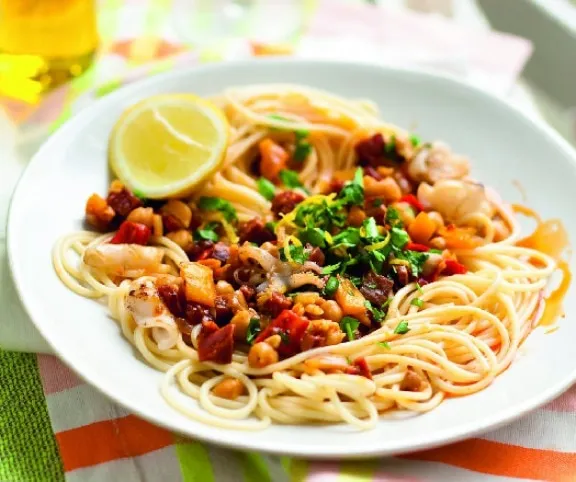 Pikáns kolbászos-csicseriborsós spagetti recept