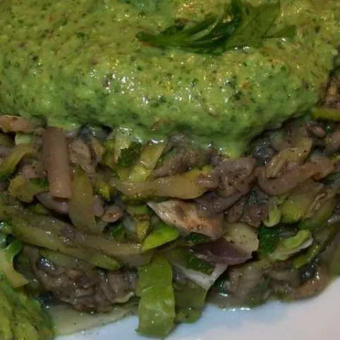 Gazdag kelbimbósaláta szarvasgomba-olajos petrezselyempestóval recept