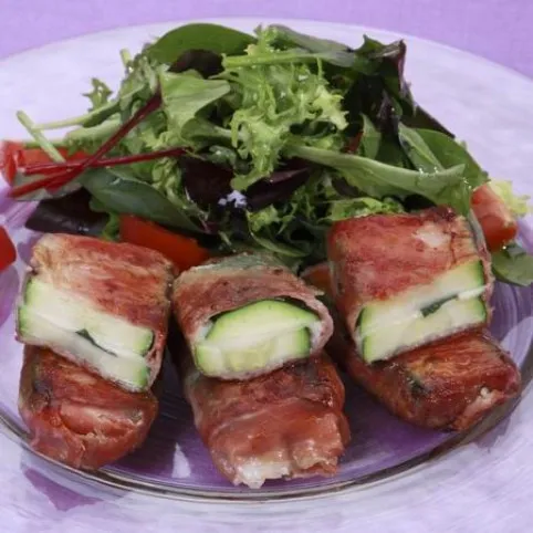 Mozzarellával töltött cukkini sonkaköntösben recept