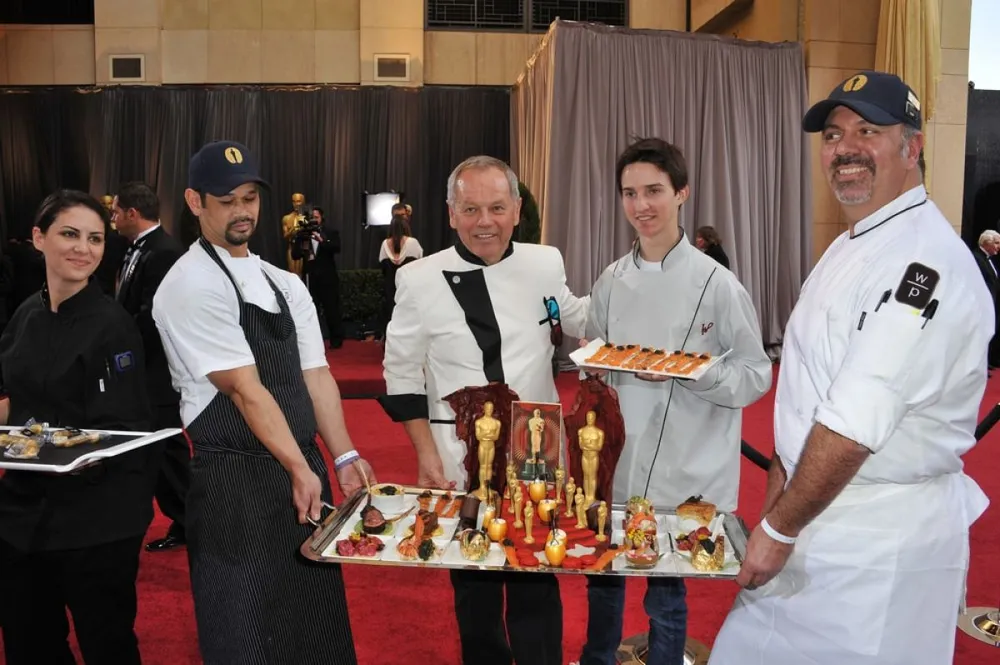 Wolfgang Puck az ehető Oscarokkal a 89. gálán