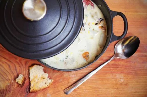 A chowder hagyományosan hallal, tengeri kütyükkel készülő sűrű leevs sok zöldséggel