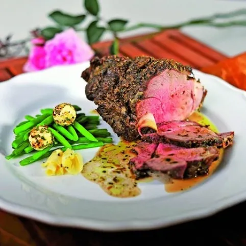 Zöldfűszeres báránycomb zöldbabkörettel recept