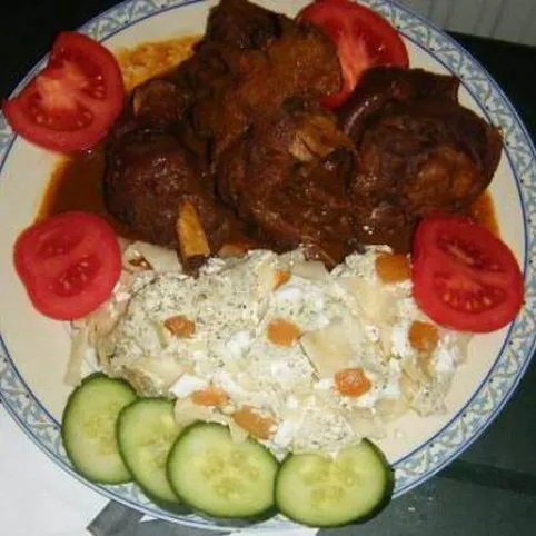 Bográcsos kakaspörkölt túrós tésztával recept