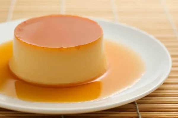 A flan remegős vaníliapuding karamellöntettel