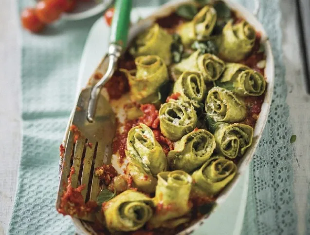 Túrós-bazsalikomos tésztatekercsek recept