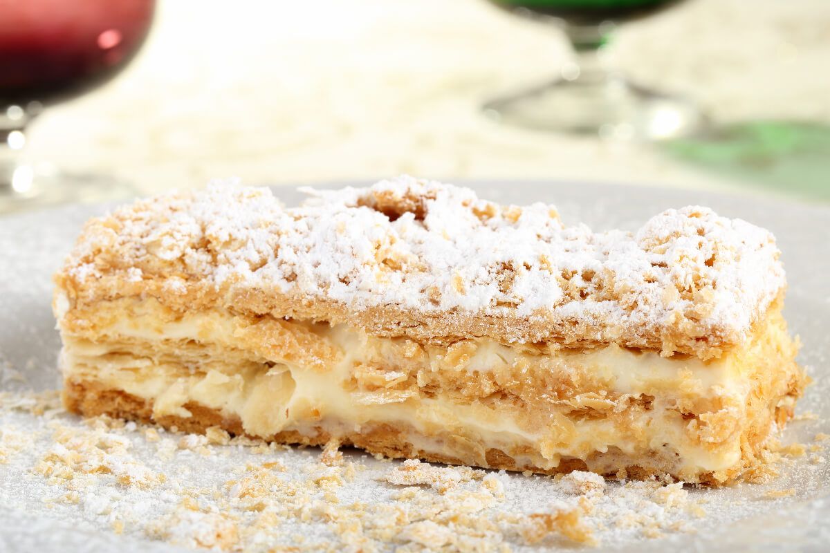 Megszámlálhatatlan levélnyi tészta vaníliás krémmel – ez a mille-feuille (Shutterstock)