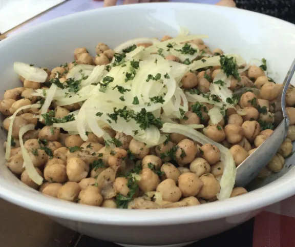 Csicseriborsó-saláta hagymával recept