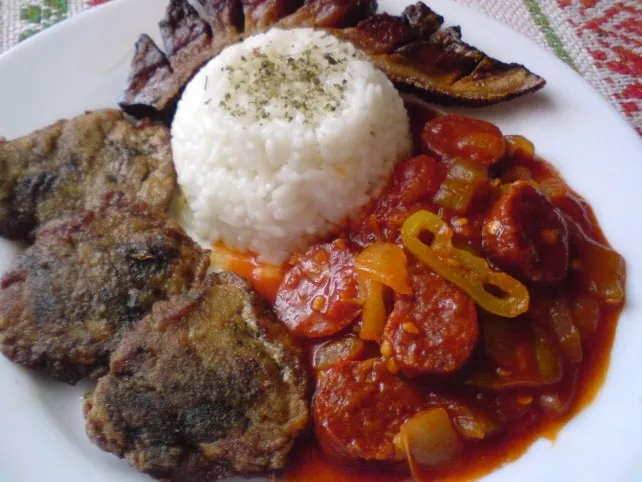 Natúr szűzérmék kolbászos lecsóval és rizzsel - Mindmegette Villámverseny  recept